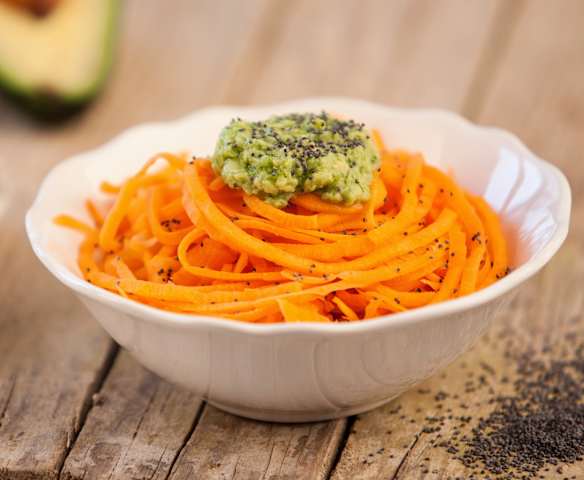 Espaguetis de zanahoria con pesto de aguacate crudiveganos