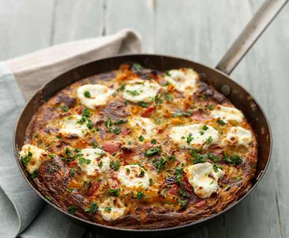 Frittata z batatem, cukinią i kozim twarogiem