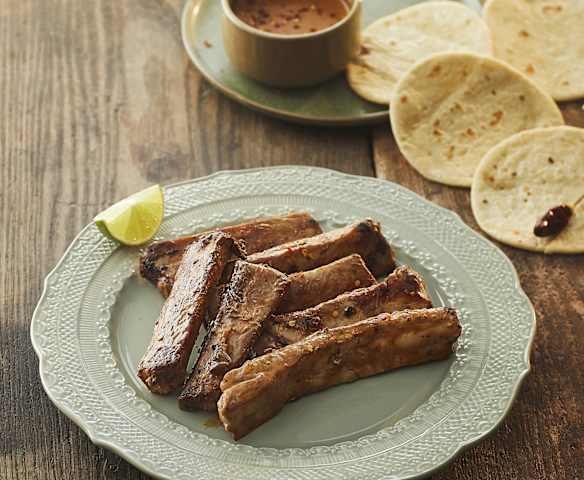 Costine di maiale piccanti a Cottura Lenta con mini tortillas