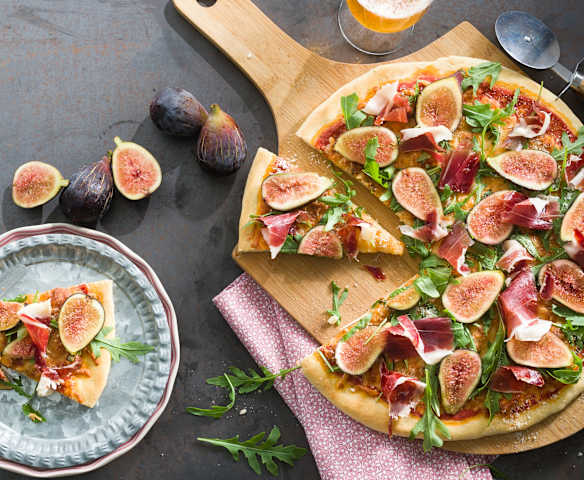 Pizza de cerveza con jamón ibérico, higos y rúcula