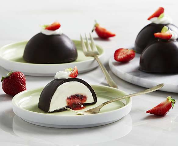 Semisfere al cioccolato con cuore di fragola