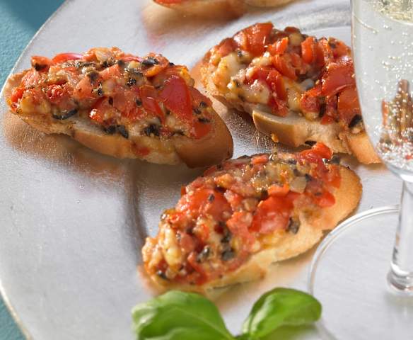 Crostini con tomate y mozzarella