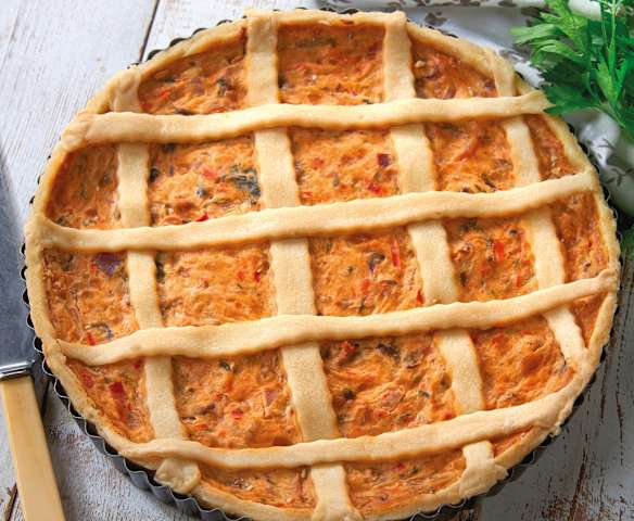 Torta salata con provola, peperoni, ricotta e speck