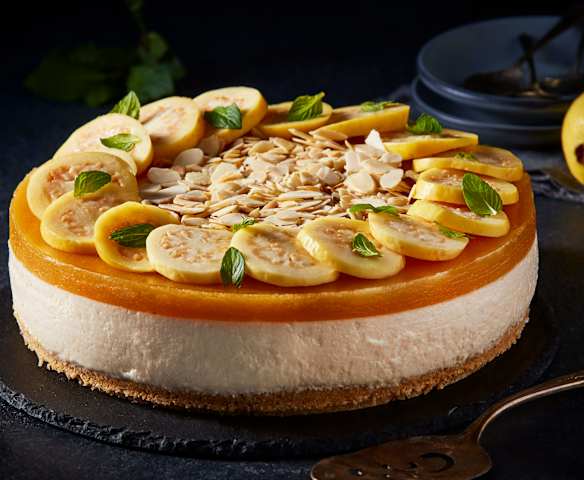 Pay de guayaba con almendras