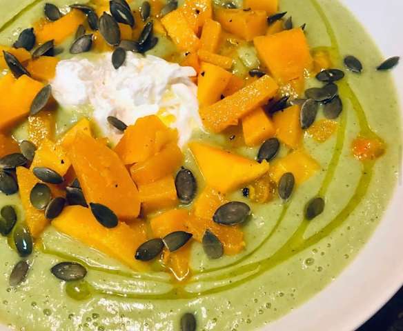 Sopa de curgete com abóbora e burrata