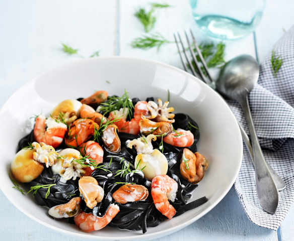 Linguine à l'encre de seiche aux fruits de mer