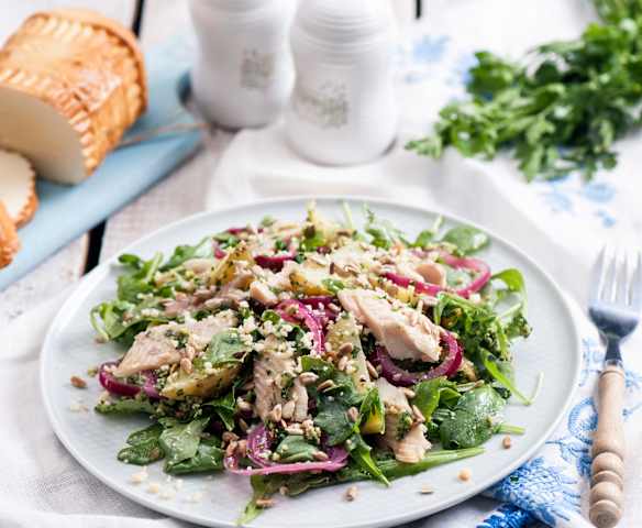 Sałatka z wędzonym pstrągiem i pesto z oscypkiem