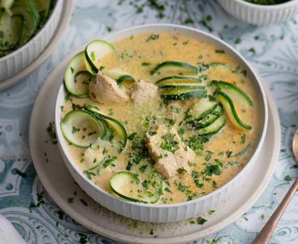 Frango com parmesão, limão e espirais de curgete Frango com parmesão, limão e espirais de curgete