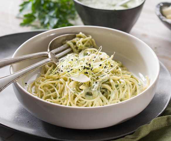 Espaguetis a las hierbas aromáticas con queso crema