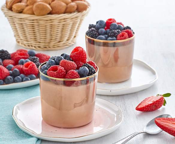 Crema di mandorle con frutti di bosco Crema di mandorle con frutti di bosco