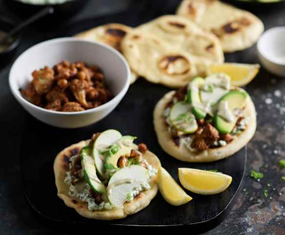 Naans au chou-fleur épicé, dip à la feta et tahini au thé matcha