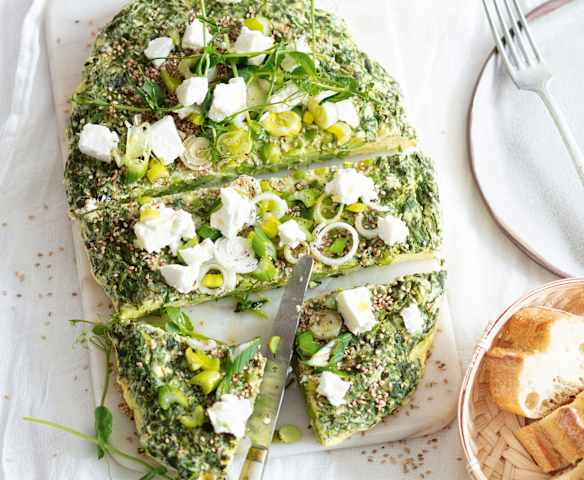 Omelette aux herbes, chèvre frais et petits pois