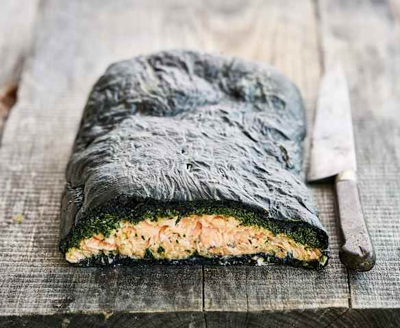 Lombo de salmão em pão preto