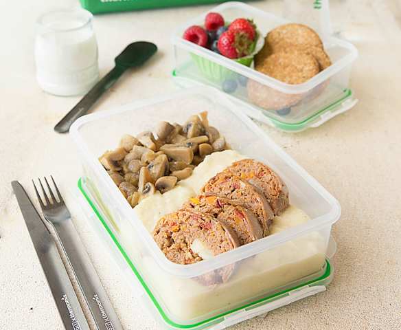 Pan de carne con puré de patata y salsa con champiñones