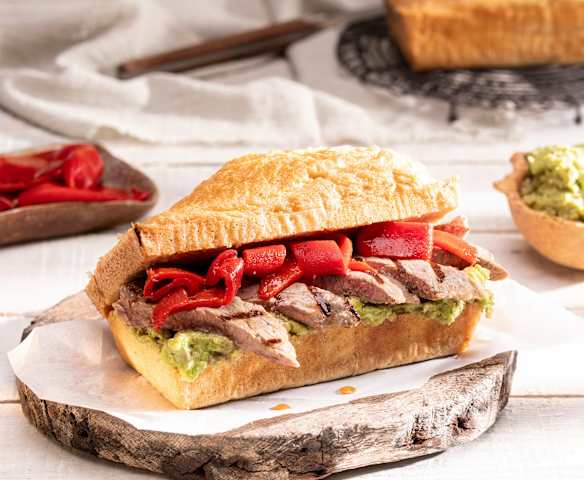 Pão de forma Keto com pesto de abacate, carne e pimentos Pão de forma Keto com pesto de abacate, carne e pimentos