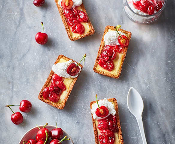 Crostatine di farro con crema di yogurt e composta di ciliegie