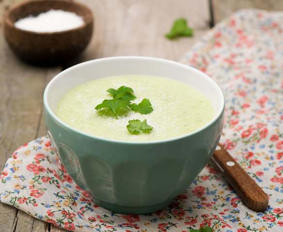 Kokosowy chłodnik z awokado i pastą curry