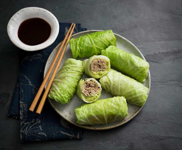 Steamed cabbage rolls with spicy sauce