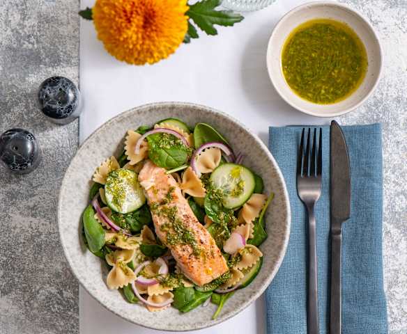 Sałatka z makaronem pełnoziarnistym, łososiem i koperkowym dressingiem