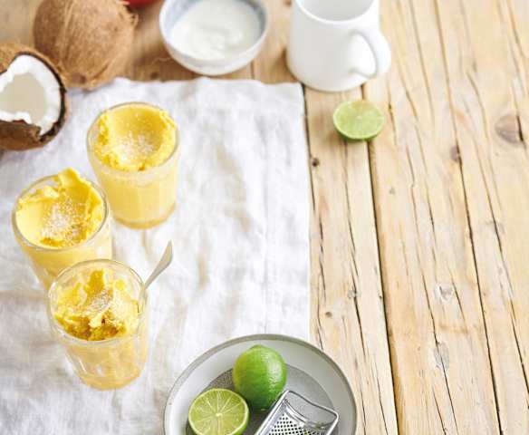Iogurte gelado de manga, lima e coco Iogurte gelado de manga, lima e coco