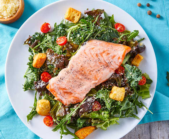 Ensalada César con kale, arúgula y salmón
