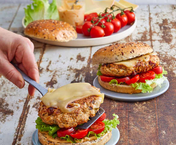 Burger de poulet à l'italienne, tomates confites et origan