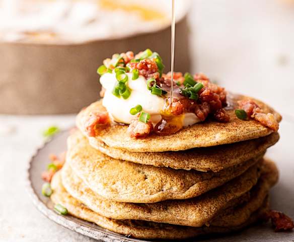 Porridge carote e cocco con pancake integrali salati