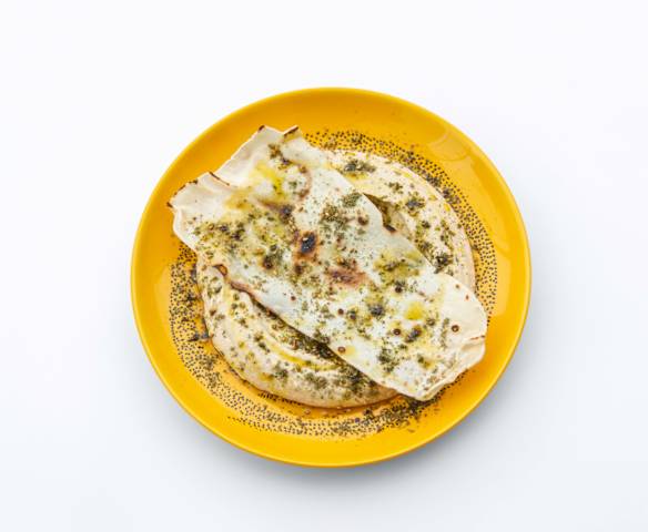 Hummus z za'atarem i pieczywem maca Hummus z za'atarem i pieczywem maca