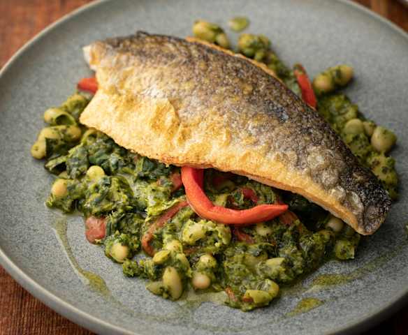 Branzino con cavolo nero, fagioli e peperoni
