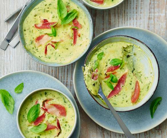 Petits flans de courgette, pecorino, pancetta et basilic