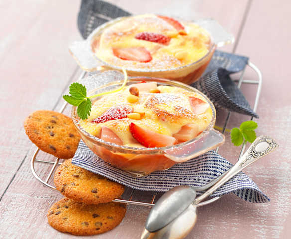 Rhubarbe en sabayon anisé, fraises au sucre