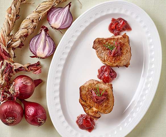 Filetto di vitello con composta di cipolle di Tropea e fragole Filetto di vitello con composta di cipolle di Tropea e fragole