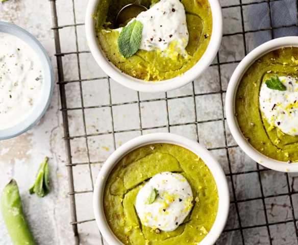 Flan aux cosses de petits pois, sauce yaourt à la menthe