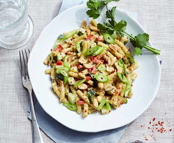Lauwarmer Pastasalat mit Erdnuss-Dressing
