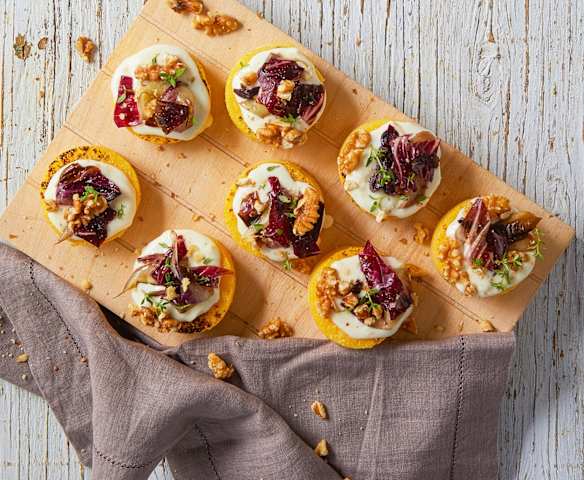 Crostini di polenta con stracchino, radicchio e noci