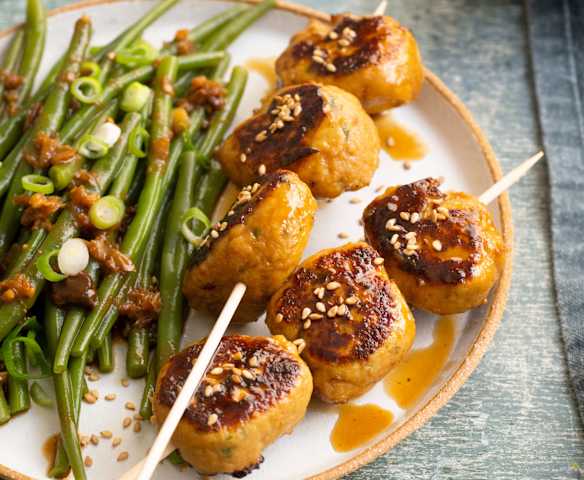 Brochettes de poulet tsukune et haricots verts au miso Brochettes de poulet tsukune et haricots verts au miso