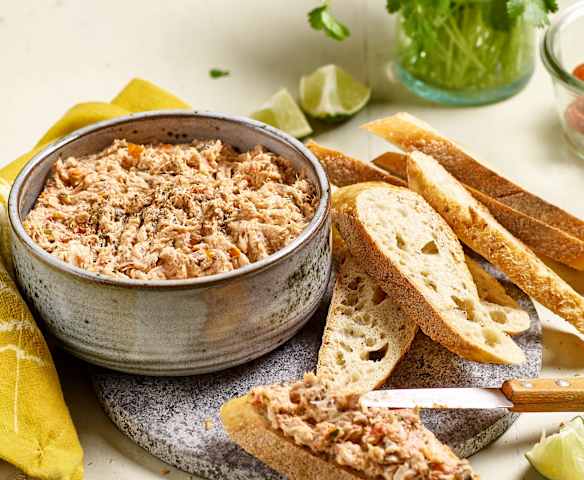 Rillettes de maquereau, tomates confites et coriandre