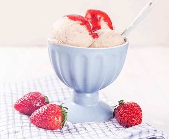 RAW banánová zmrzlina s jahodovou polevou