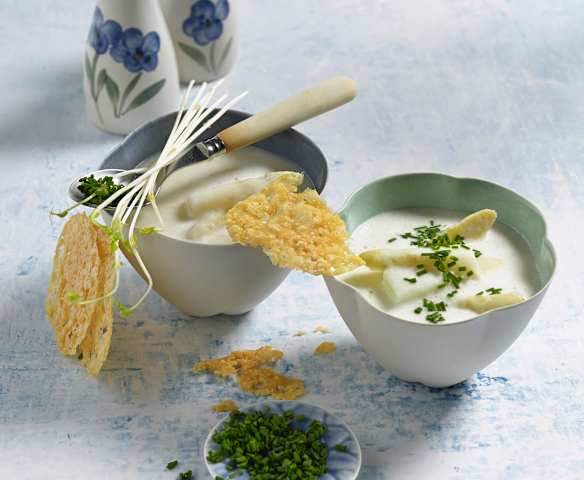 Chřestový krém se sýrovými chipsy