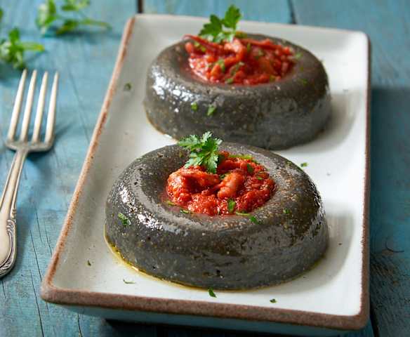 Polenta al nero di seppia con ragù di calamari