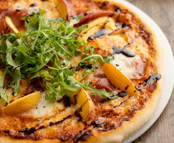 Pizza z szynką i nektarynkami