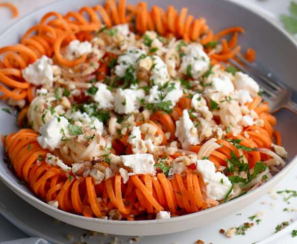 Insalata di carote e mele con Feta e noci