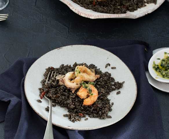 Arroz negro con calamares y gambones fritos (Cocción de arroz)