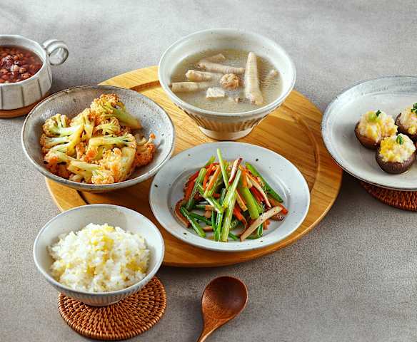 午餐(香菇酿虾滑、老干妈热拌花菜、无花果瘦肉鸡爪汤、芹菜胡萝卜香干配二米饭 午餐(香菇酿虾滑、老干妈热拌花菜、无花果瘦肉鸡爪汤、芹菜胡萝卜香干配二米饭