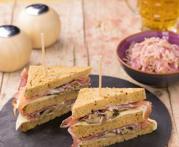 Club Sandwich al pane nero e speck con cavolo stufato