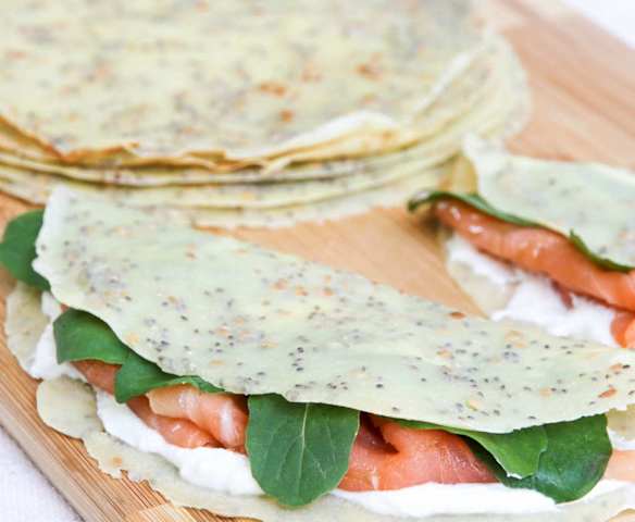 Crepe integral de salmão defumado e rúcula