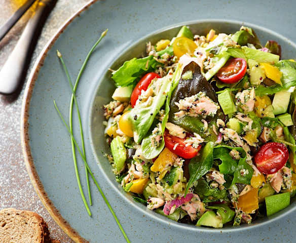 Kinoalı Sebzeli Somon Salatası