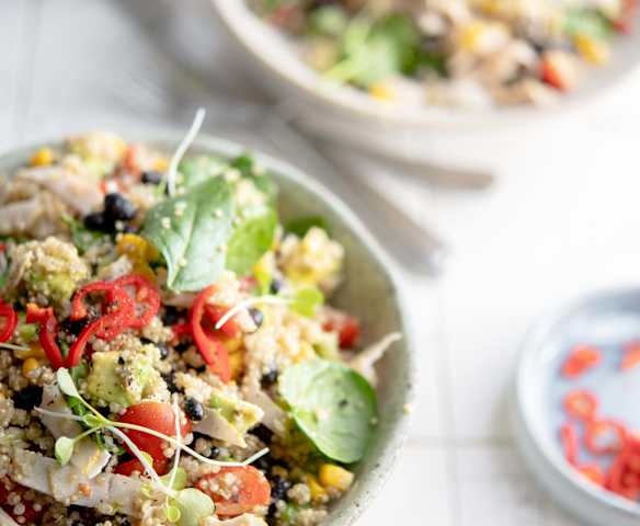 Sałatka Tex-Mex z wędliną drobiową i komosą ryżową (quinoa)