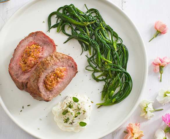 Filetto di agnello ripieno sottovuoto con contorno di agretti