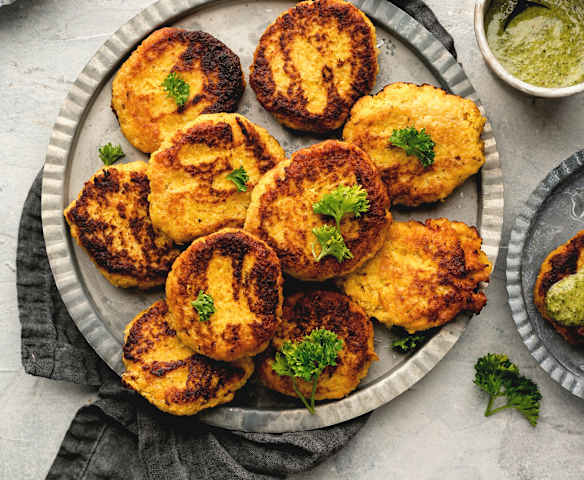 Polpette di lenticchie rosse e carote con salsa schug